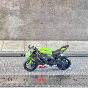 【ID-084】1/64 スケール カワサキ Ninja ZX-6R バイク フィギュア ミニチュア ジオラマ ミニカー トミカ