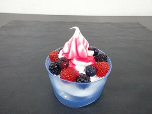 食品サンプル 業務用 パフェ ソフトクリーム 8*8*10ｃｍ ストロベリーソース/ミックスベリー カップ レギュラー 店舗 展示 515