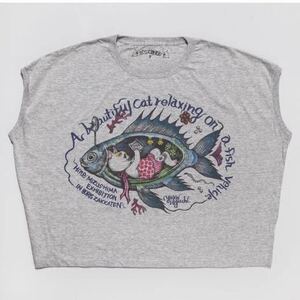 ボリス雑貨店 ワイドTシャツ　お魚の乗り物でくつろぐこはるちゃん ヒグチユウコさん