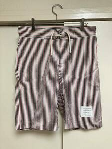 未使用 THOM BROWNE. メンズ スイムウェア size0 イタリア製 ナイロン100% トムブラウン ハーフパンツ ショートパンツ ストライプ 水着