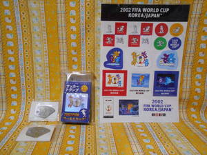 ♪サッカー新品2002FIFA WORLD CUP KOREA JAPANピンバッジ２個＆トランプ＆ステッカーシール