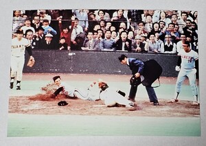 Lサイズのカラー生写真/1977年日本シリーズ第４戦　阪急・蓑田選手の好走塁場面