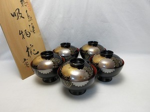 604373 【ほぼ未使用 茶道具 輪島塗 木製黒塗 金彩菊蒔絵 吸物椀5客揃 内朱 共箱 】 検) 茶道具 汁椀 和食器 おもてなし 来客 蓋付椀 ⅱ