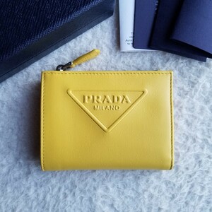 新品 PRADA プラダ グレーストライアングル エンボスロゴ ウォレット 2つ折り財布 イエロー 1ML050_2FPB_F0377 国内完売 入手困難