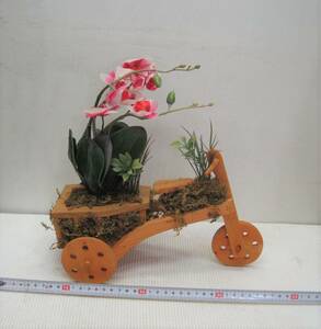 ♪胡蝶蘭の木造の三輪車シルクアレンジメント・ピンク◆造花◆画像参考 ★