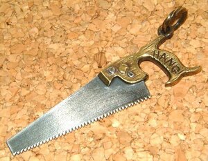 新品 HANG ハング HATCHET 立体 3D彫金 シルバー925製 ブラス製 のこぎり ノコギリ ペンダント 凶器 武器 屋根裏の殺人鬼 フリッツ・ホンカ