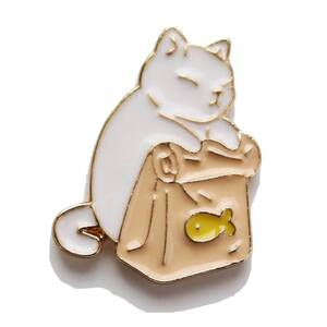 猫とエサ袋 ピンバッジ 白色 かわいいネコのピンズ グッズ