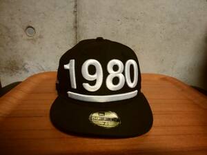 【STUSSY ステューシー×NEW ERA ニューエラ 】刺繍入りベースボールキャップ 限定コラボモデル 人気アイテム 「1980」ビッグロゴ刺繍入り