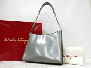 ◆美品◆Salvatore Ferragamo フェラガモ◆カーフ レザー 本革◆ショルダー バッグ◆メタリックグレー シルバー金具◆肩掛け◆A9462