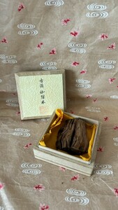 古渡（伽羅木）老舗線香店落款印付　53.8g 伽羅 お香 ベトナム産 香木 香炉 香道具 お焼香 聞香 伽羅木 沈香