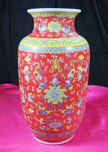 d 纏枝牡丹文粉彩色絵壺　乾隆年製　中国　磁器　/有田　細首壺　唐草文　色絵　豆彩　粉彩　白磁　染付　青花　呉須　青磁