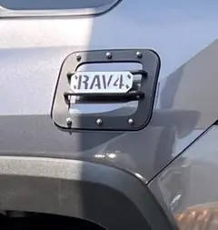 立体感！新型RAV4 給油口カバー