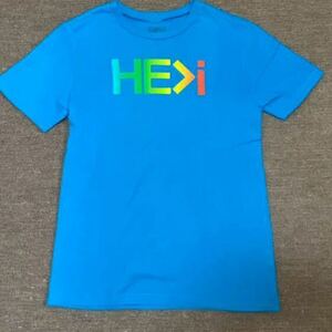 HE＞i（ヒー・グレイター・ザン・アイ）Tシャツ