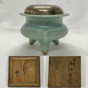 0002-0527 1円出品 骨董品 二代諏訪蘇山 青磁袴腰香炉 青瓷 香炉 銀蓋 花彫刻 透彫 三足 火屋 袴腰 銀火屋 香道具 煎茶道具