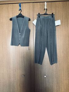 新品 秋冬物PLEATS 厚生地ベスト+パンツ