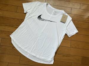 ♪新品タグ付 NIKE ナイキ グラフィックロゴ 半袖Tトップ 定価4,620円 白 XL ヨガ ダンス エクササイズ　Tシャツ