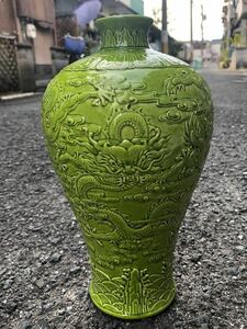 【聚寶堂】大清乾隆年製 浮雕龍紋瓶 J-50