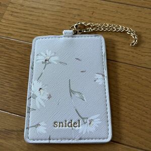 新品！snidel スナイデル　カードケース　カード入れ　かわいいお花　花柄　淡いピンク！