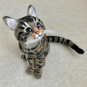 羊毛フェルト　見上げるキジトラ 猫 ハンドメイド 置物 ネコ　ドール　 インテリア