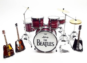 BEATLESワイン色ビートルズ　ミニチュアドラムギターセット10ｃｍ　ミニ楽器