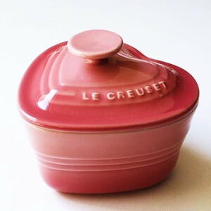 [bbb]/『ル・クルーゼ（LE CREUSET）ラムカン ダムール（フタ付）ローズクォーツ / サイズ：約10.5cm × 約12cm・高さ（フタ込）約10cm』