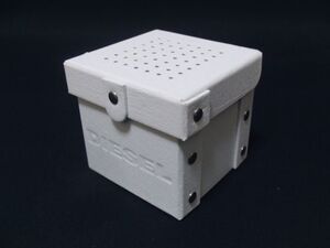 即決良好!!正規品DIESELロゴ入り時計ケースWHITE×SILVER【保管BOX】ディーゼルWATCHクッション付き化粧箱☆リベットお洒落BOX