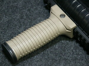 M4 AR15 M16系 Tapco バーチカルグリップ Tapco Intrafuse Vertical Grip Dark Earth #16787 送料無料 フォアグリップ U.S.A.