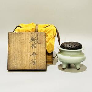 甲MJ18620　時代物　高さ:約11.5cm　帝室技芸員　初代　諏訪　蘇山 造　青磁　袴腰　香炉　菊花透　火舎　純銀（88.0g）共箱　共布　