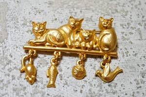 941 海外製 アニマル 猫 ゴールドカラー ブローチ ヴィンテージ アクセサリー アンティーク 装飾品