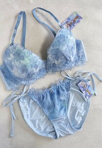 お泊まりに☆D70ブラ&パンティ上下お揃い☆未使用☆キレイお花レース&セクシーサイドリボン☆ブルー☆