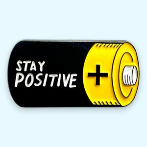 STAY POSITIVE バッテリー 電池 ピン ピンバッジ バッジ ポスト投函