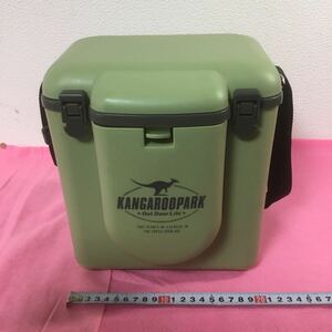 Z-677 クーラーボックス KANGAROOPARK カンガルーパーク 缶切り・ナイフ・食器・まな板付属 サイズは画像を参考に ★美品！