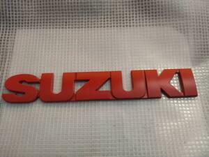 【ゆうパケット送料込】SUZUKI(スズキ) 3Dエンブレム(両面テープ付) マットレッド 縦2.5cm×横15.2cm 金属製 