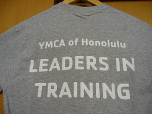 即決　ハワイ　YMCA Honolulu　Ｔシャツ　グレー色　Ｓ