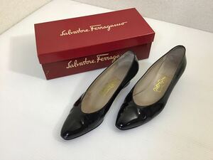 フェラガモ　パンプス　DALE 黒　エナメル　7.5D(25cm) 婦人靴　ヒール5cm ビジネス　イタリア製　レディース　