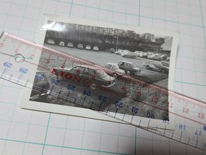 古写真 駐車場 昭和の車 北海道 モノクロ 昭和30～40年代 昭和レトロ レア 当時物 