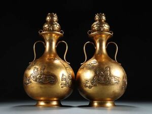 【瓏】古銅鏨刻彫 塗金狩猟紋 蓮花口双耳瓶一対 唐代 銅器 古賞物 中国古玩 蔵出