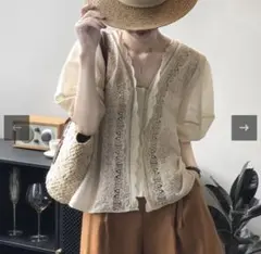 新品未使用 embroidery lace V-neck shirt