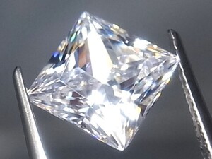 4.95ct 8x8㎜ VVSランク級で極上のカット品質・プリンセスカット キュービックジルコニア　カット面が多く最高品質の輝きの特級品です