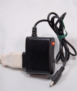 ■イーモバイル ACアダプター TRAVEL CHARGER LA338♪ 5V1A◆中古