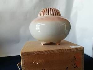 萩焼香炉、渡辺城山作、共箱、高さ11cm 横幅11cm。