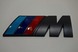 【送料無料】BMW M Sports リア サイド エンブレム カーボンブ 黒 E36E64E60E61E65E66E70E71E81E83E85E87E89E90E91E92E093F01F07F10F11F