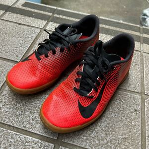 ナイキサッカー　　トレーニングシューズ　フットサル室内用　25.5