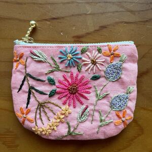 ミニポーチ　小銭入れ　アクセサリー　キーケース　カード入れ☆麻　サーモンピンク　たくさんの花の手刺繍☆ハンドメイド