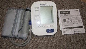 ■OMRON オムロン上腕式血圧計 HEM-7133 中古 カフ傷みあり