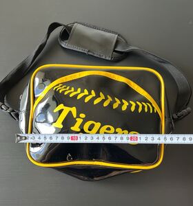 【阪神タイガース / 甲子園来場者限定品】エナメルバック/ブラック×イエロー エナメルバッグ