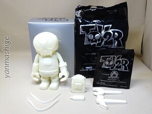 新品 Spiderweb限定シリアルナンバー TOY2R 8インチ トイヤーワーカー 『蓄光ホワイト』 TOYER WORKER 香港トイ 検)Qee