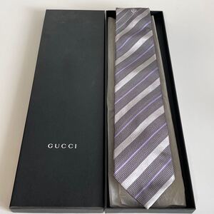 グッチ（GUCCI）灰色ストライプワンポイントゴールドクレストロゴネクタイ