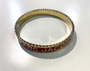 マークジェイコブス MARC JACOBS バングル アクセサリー THE MEDALLION LG BANGLE TRUERED/GOLD J105MT7PF22