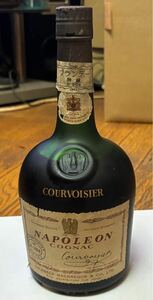 お酒 古酒 未開栓 NAPOLEON COURVOSIER ナポレオン コニャック クルボアジュ アルコール度数40% 700ml 箱無し。